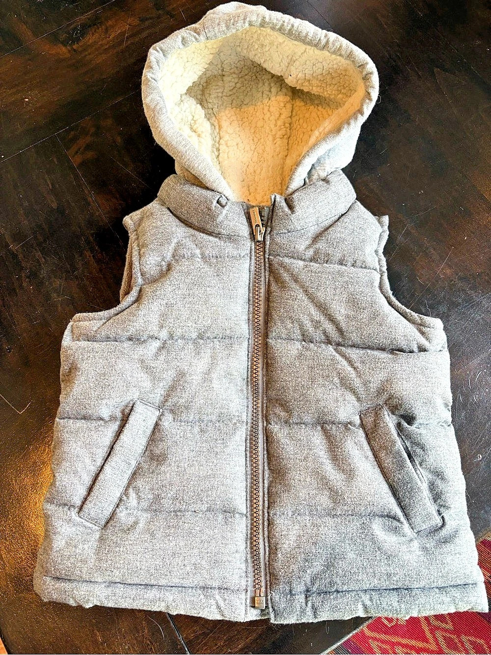 Old Navy Boys Gray Puffer Vest Size 2T Like New